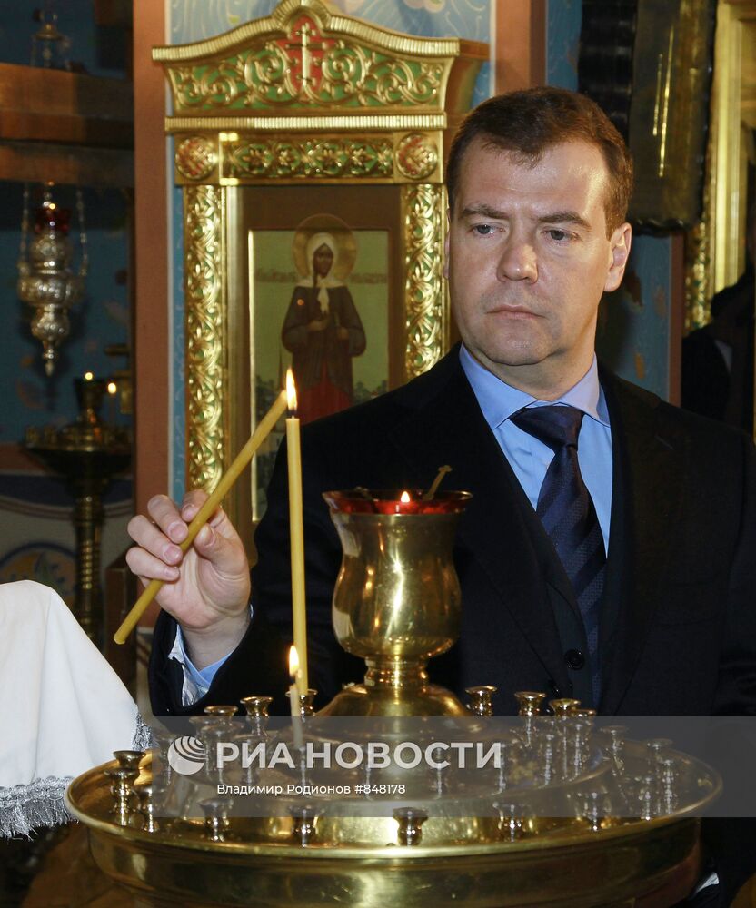 Д.Медведев поставил свечу за упокой душ погибших в "Домодедово"