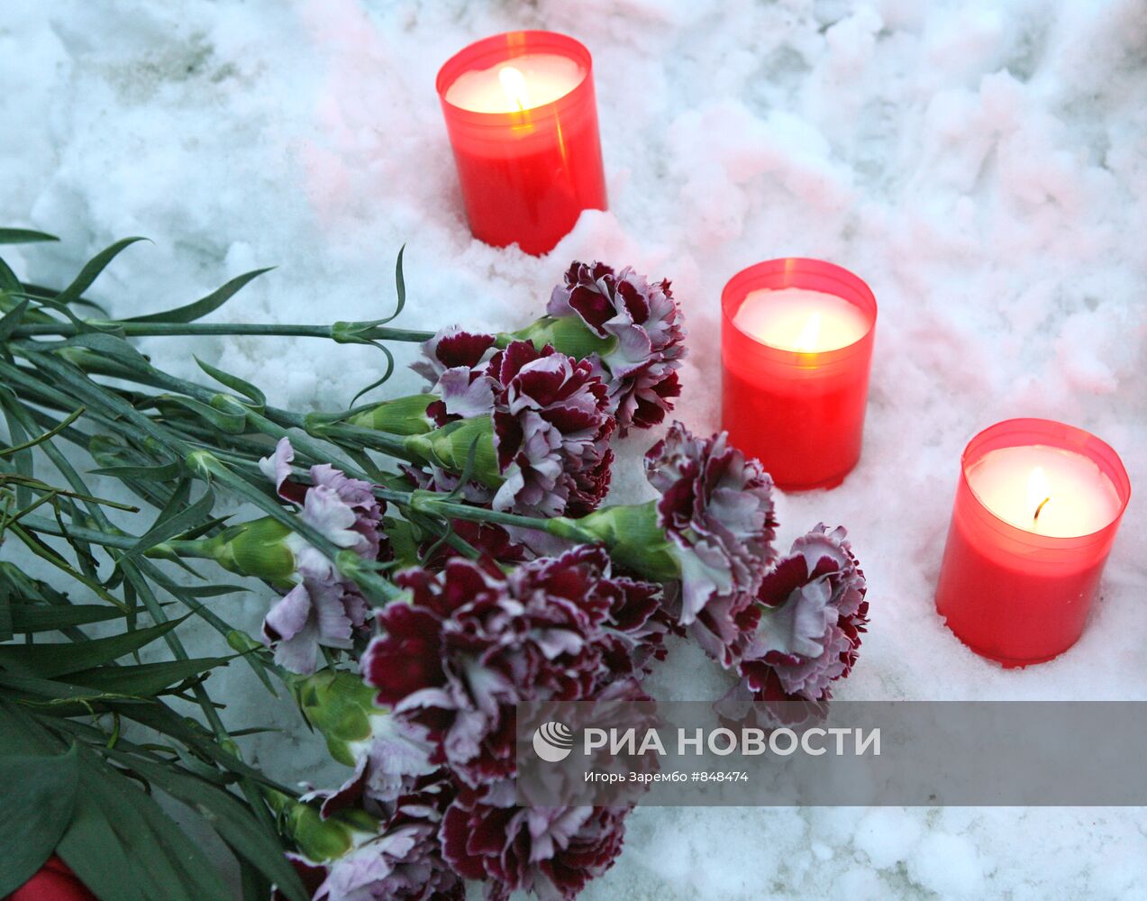Поминальные свечи и живые цветы