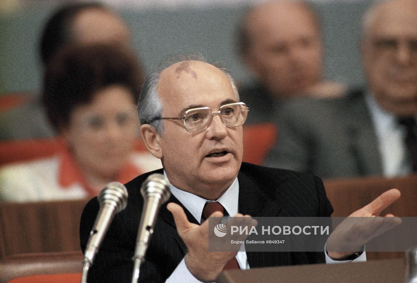 Михаил Горбачев во время выступления
