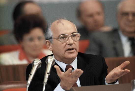 Михаил Горбачев во время выступления