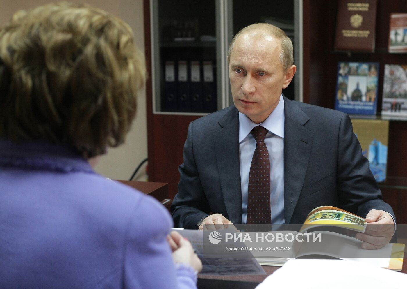 В.Путин в общественной приемной главы "ЕР" в Оренбурге