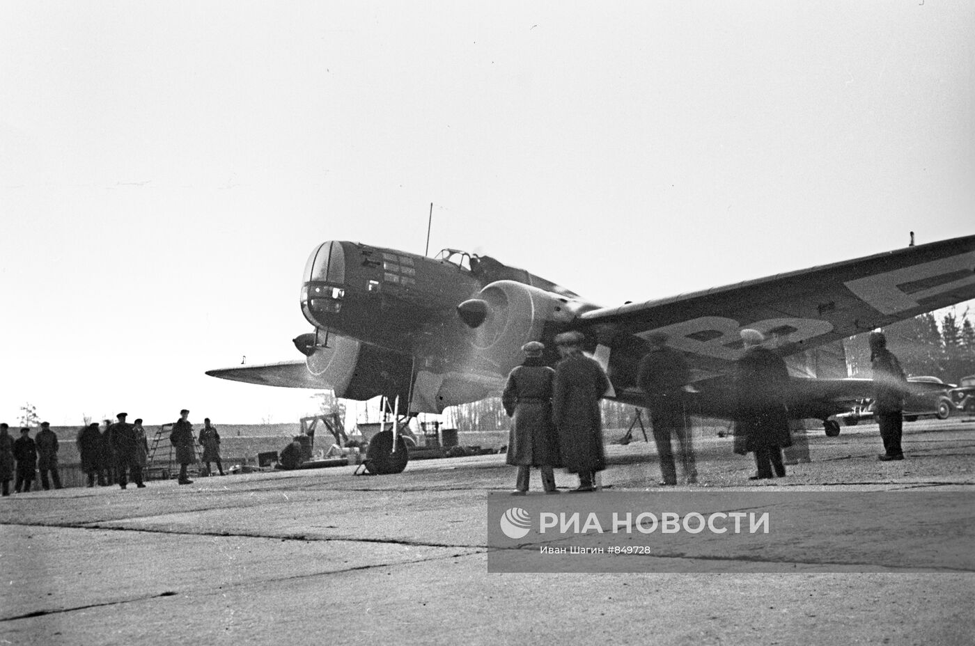 Самолет ЦКБ-30 перед вылетом