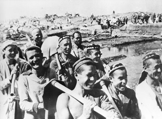 Строительство Большого Ферганского канала