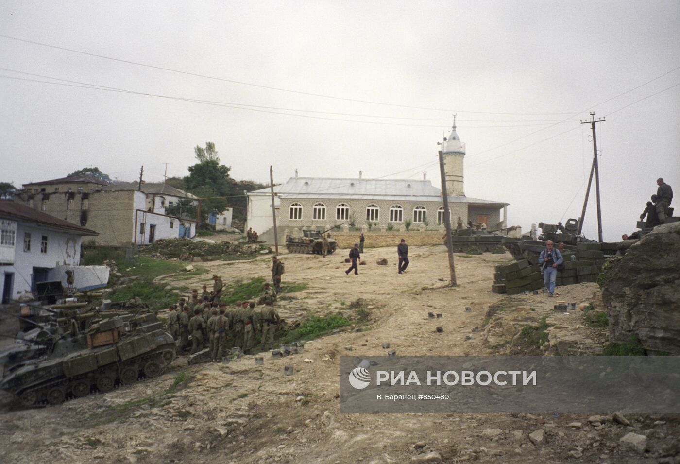 Ополченцы и милиционеры в селе Новолакском