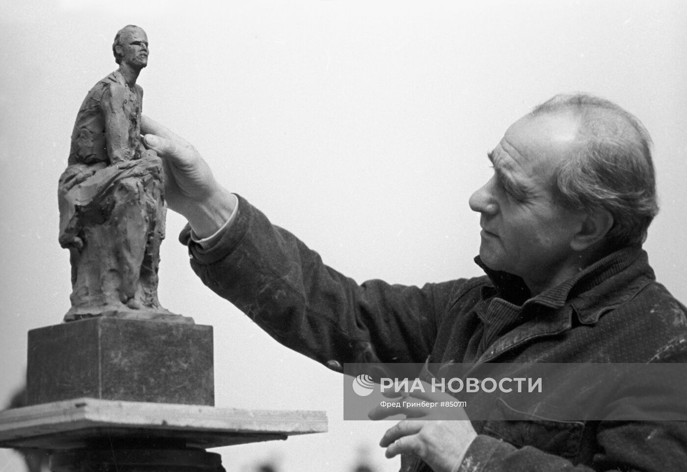 Скульптор Михаил Аникушин во время работы