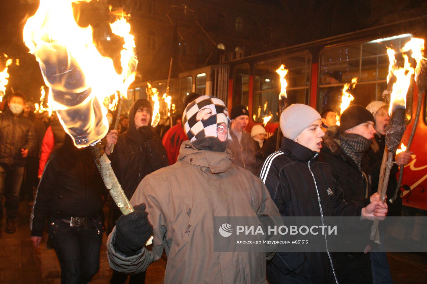 Факельное шествие в память о погибших под Крутами