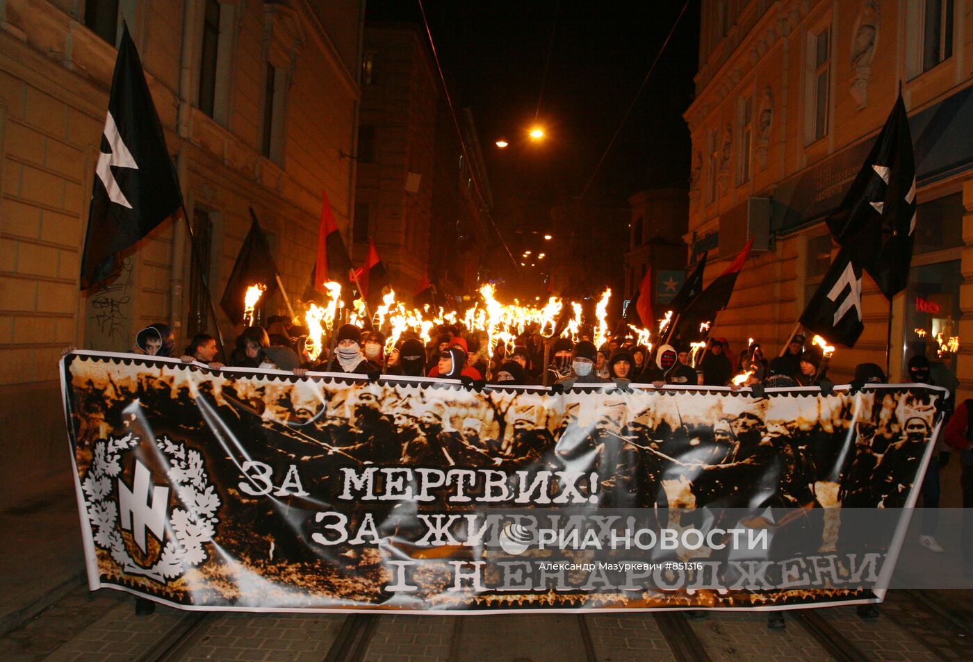 Факельное шествие в память о погибших под Крутами