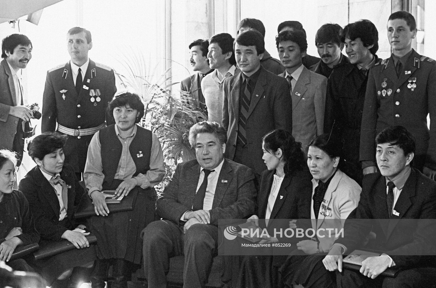 Чингиз Айтматов среди делегатов съезда