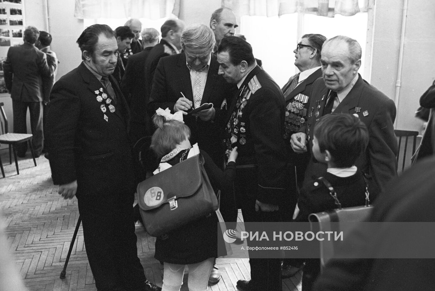 Д.Гранин с однополчанами