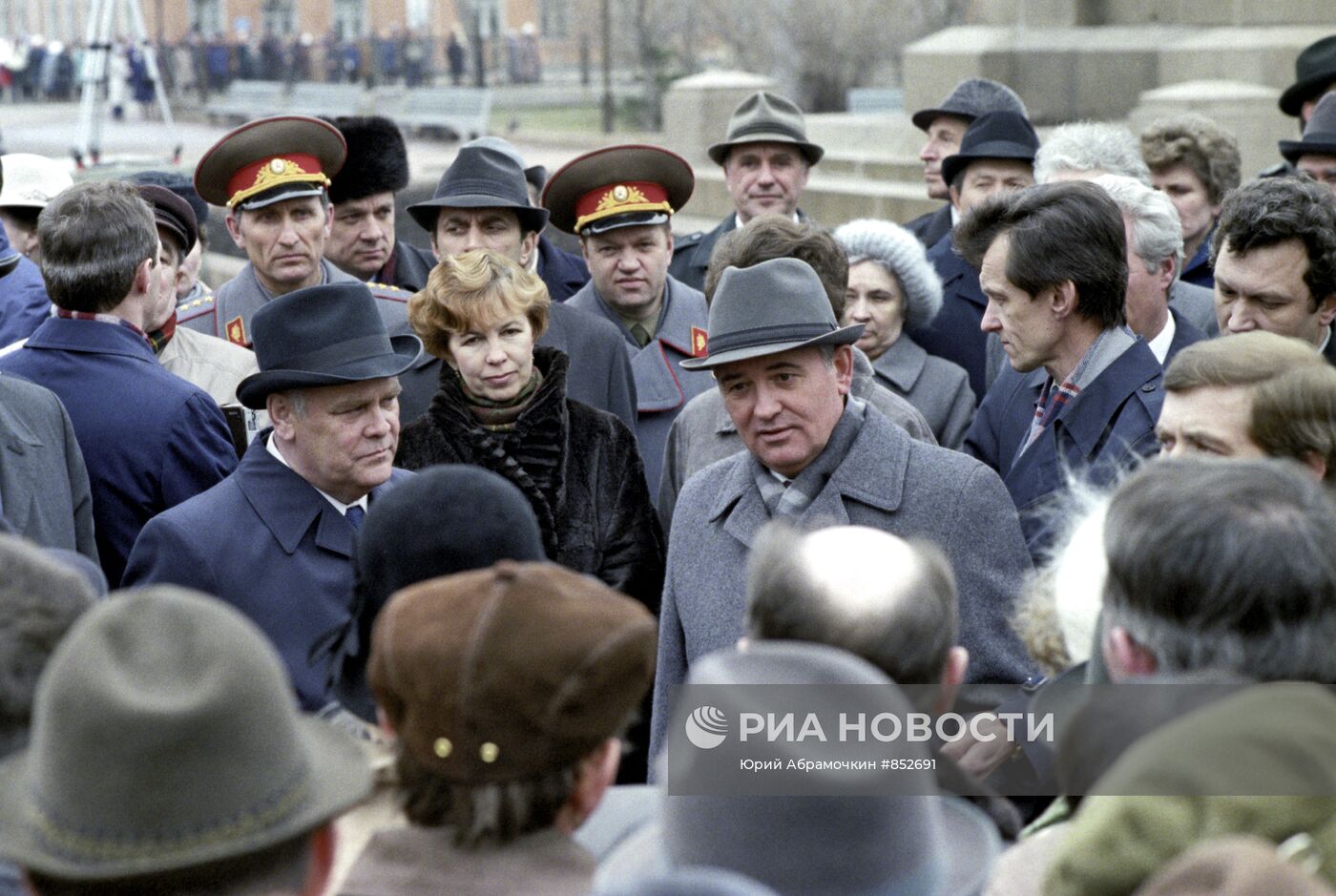 Михаил Горбачев беседует с жителями Тольятти