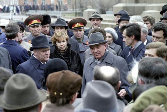 Михаил Горбачев беседует с жителями Тольятти