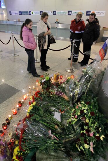 Цветы на месте теракта в аэропорту "Домодедово"