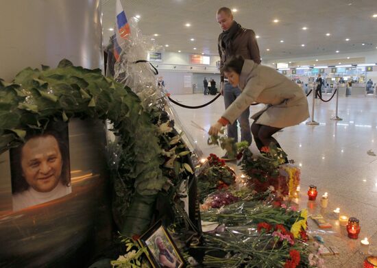 Возложение цветов на месте теракта в аэропорту "Домодедово"