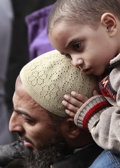 Житель Каира с маленьким ребенком