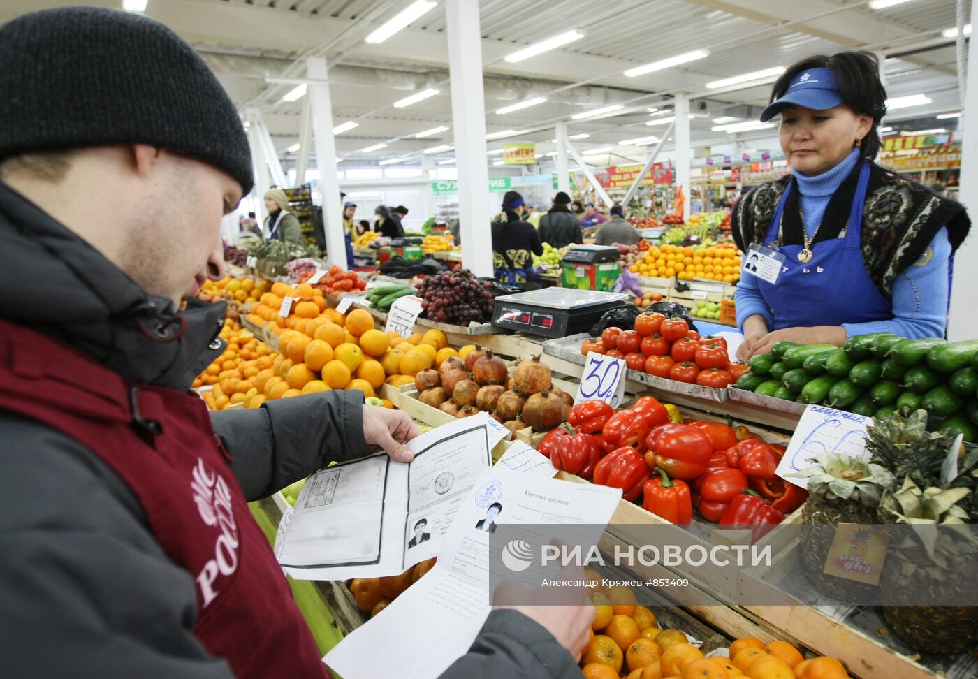 ФМС Новосибирской области провела рейд на рынке в Новосибирске