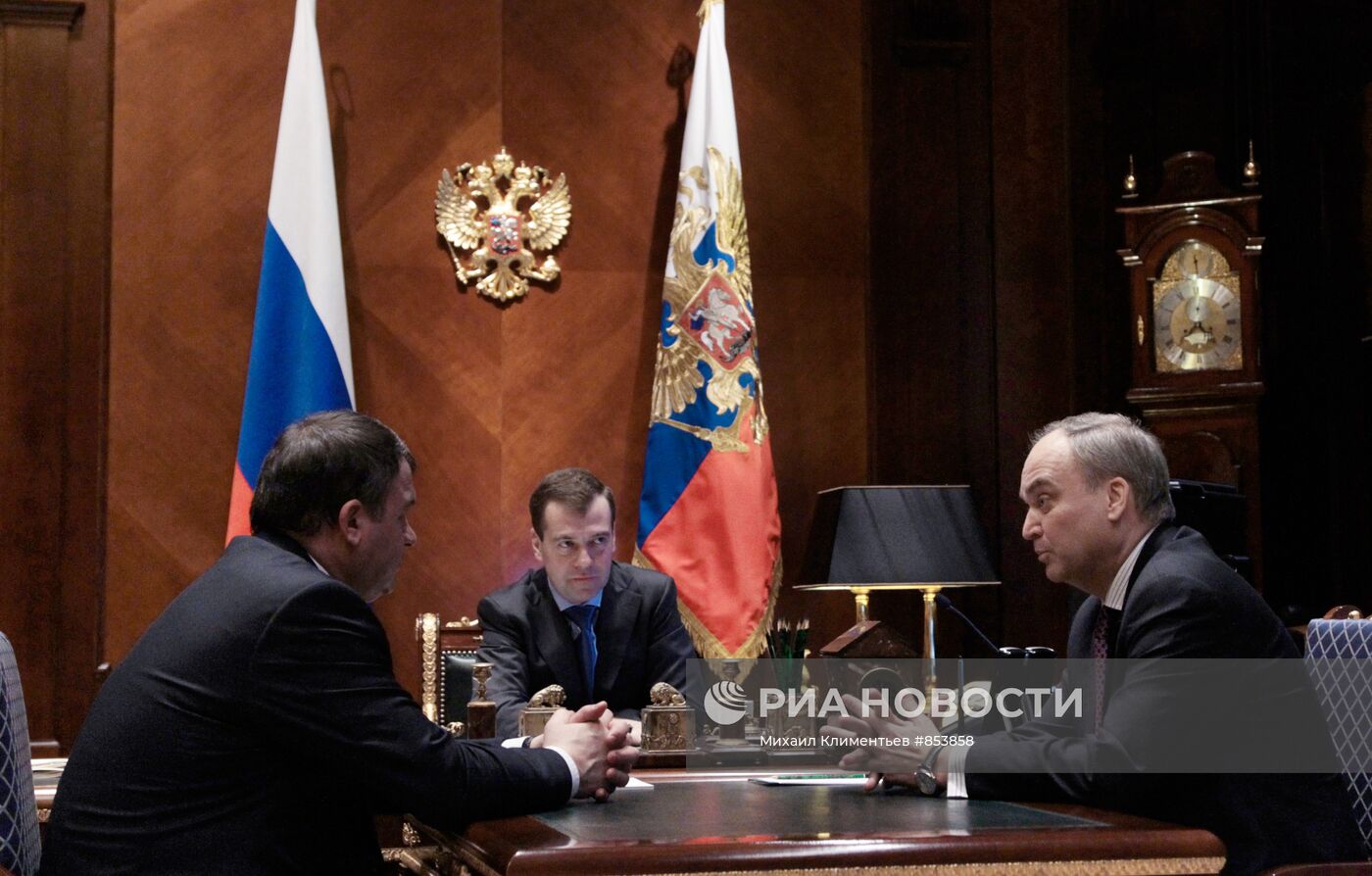 Встреча Д. Медведева с А.Сердюковым и А. Антоновым