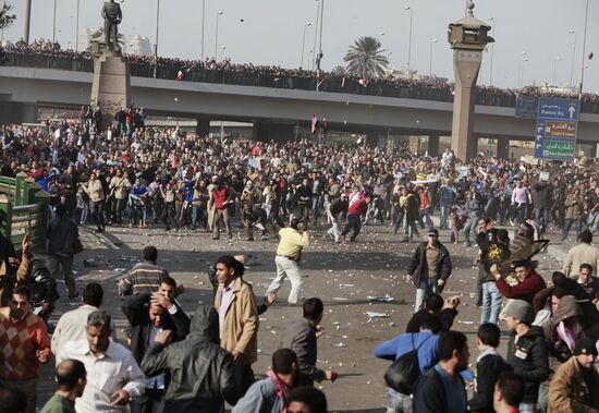 Столкновения сторонников и противников Хосни Мубарака в Каире