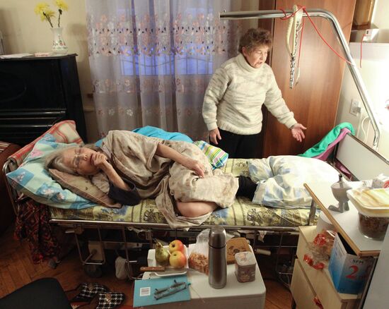 Пациентку Первого московского хосписа навещает родственница