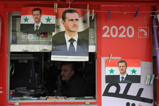 Продавец в газетном киоске в Дамаске