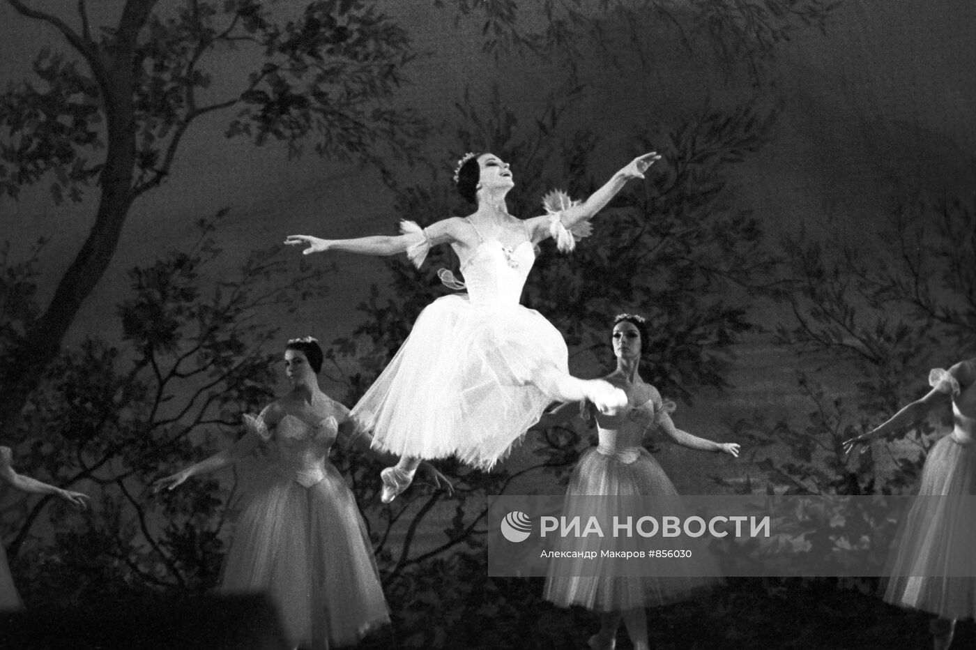 Сцена из балета "Шопениана"