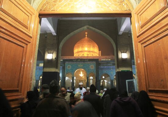 Верующие выходят из мечети