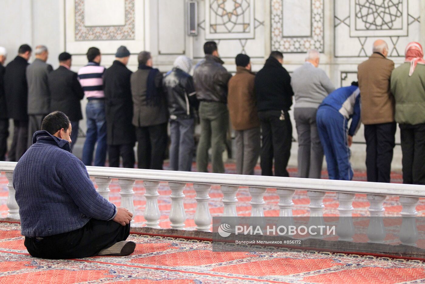Жители Дамаска совершают намаз в мечети Умайяд
