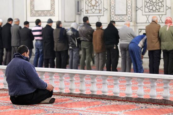 Жители Дамаска совершают намаз в мечети Умайяд