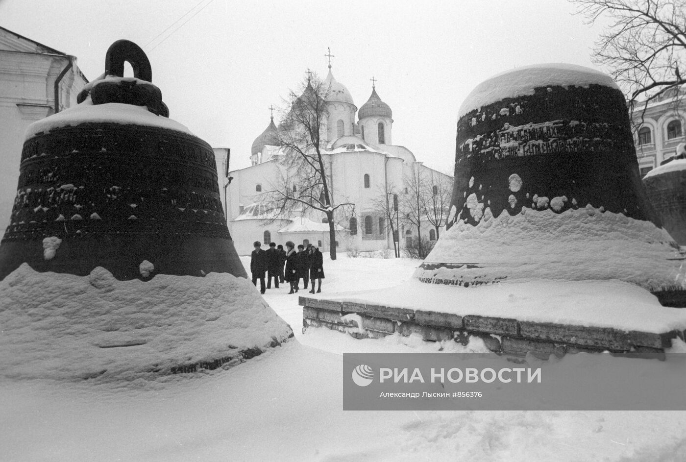 Бронзовые колокола на площади Софийского собора