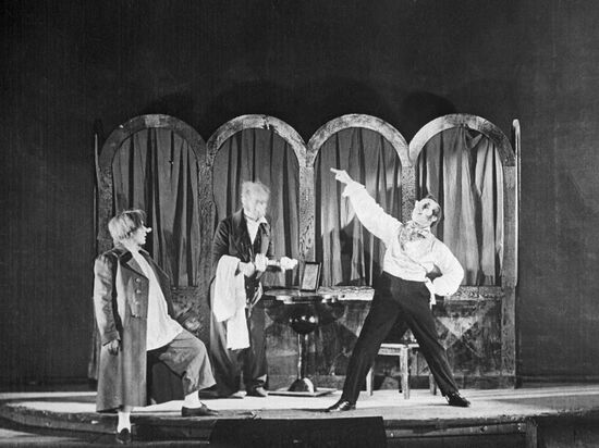 Репродукция снимка сцены из оперы "Нос"