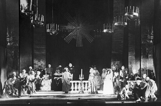 Репродукция снимка сцены из оперы "Нос"