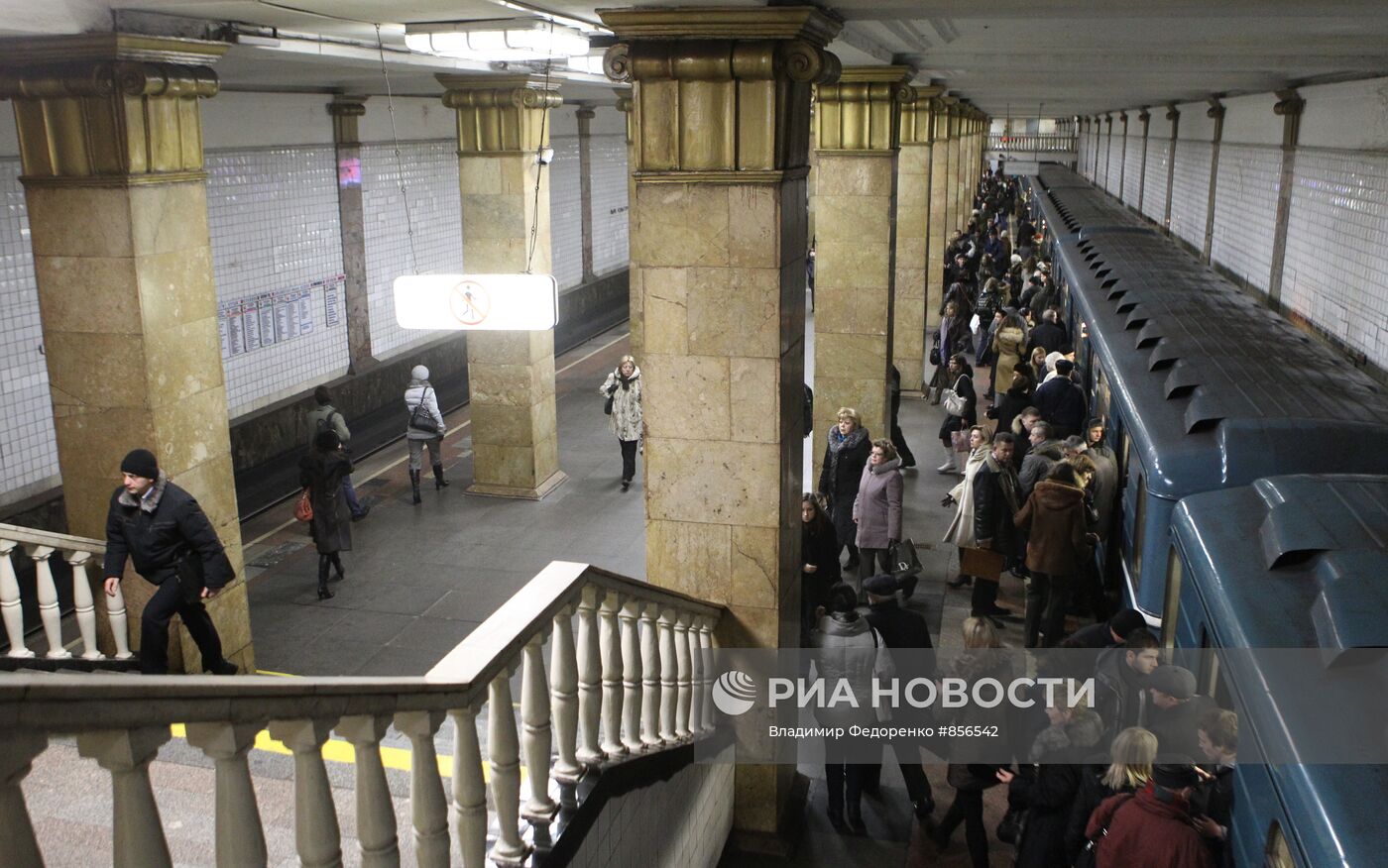 Пассажиры на станции метро "Парк культуры" Сокольнической линии