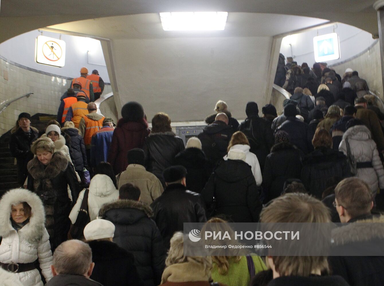 Пассажиры на станции метро "Парк культуры" Сокольнической линии