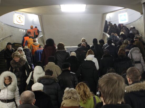 Пассажиры на станции метро "Парк культуры" Сокольнической линии