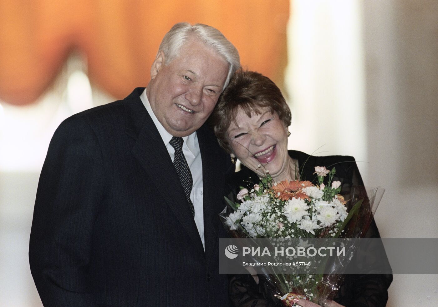 Борис Ельцин вручил награду Нине Ургант