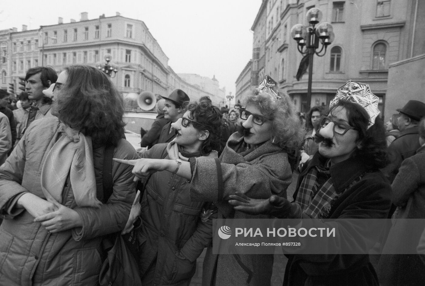 Прохожие на старом Арбате на праздновании Дня смеха