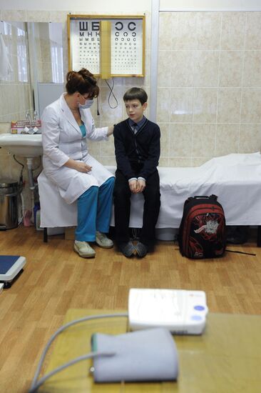 Профилактический осмотр детей в одной из московских гимназий