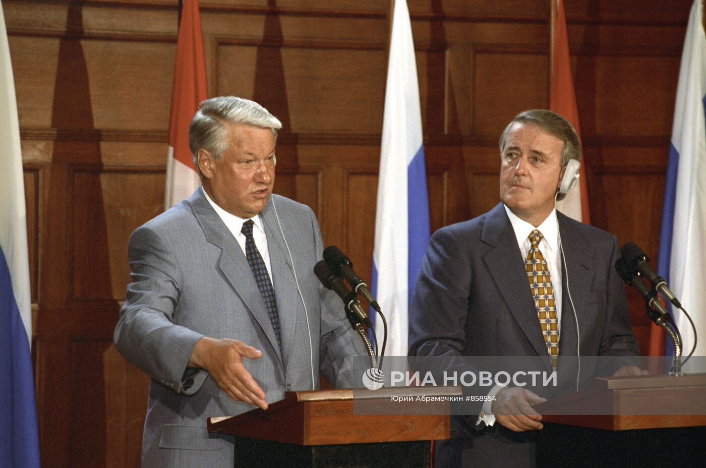 Президент РФ Б. Ельцин и премьер-министр Канады Б. Малруни