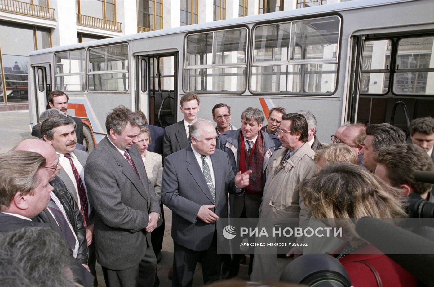 В. С. Черномырдин во время осмотра новых автобусов