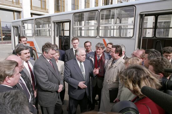 В. С. Черномырдин во время осмотра новых автобусов