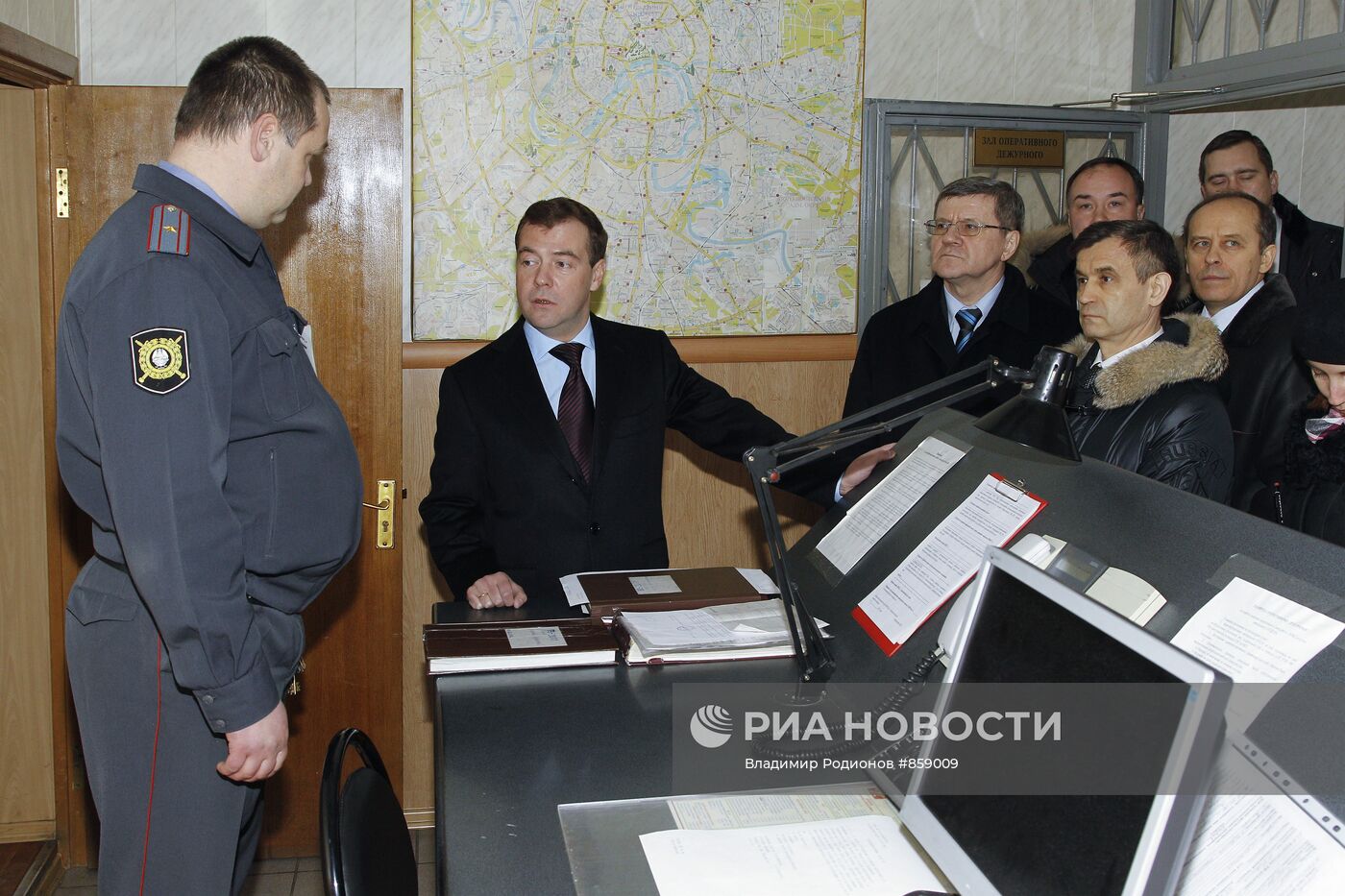 Д.Медведев проверил безопасность Киевского вокзала