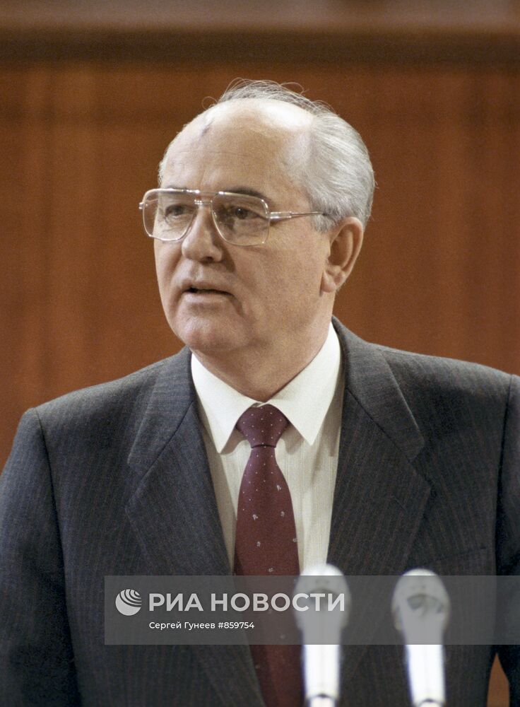 М. С. Горбачев выступает с заявлением
