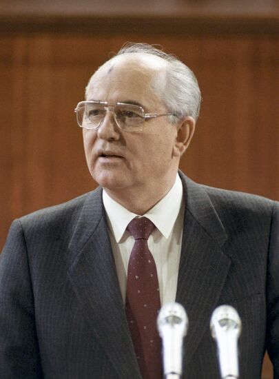 М. С. Горбачев выступает с заявлением