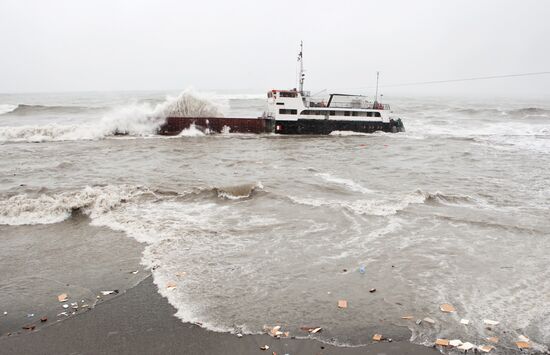 Турецкий сухогруз переломило штормом в Чёрном море возле Сочи