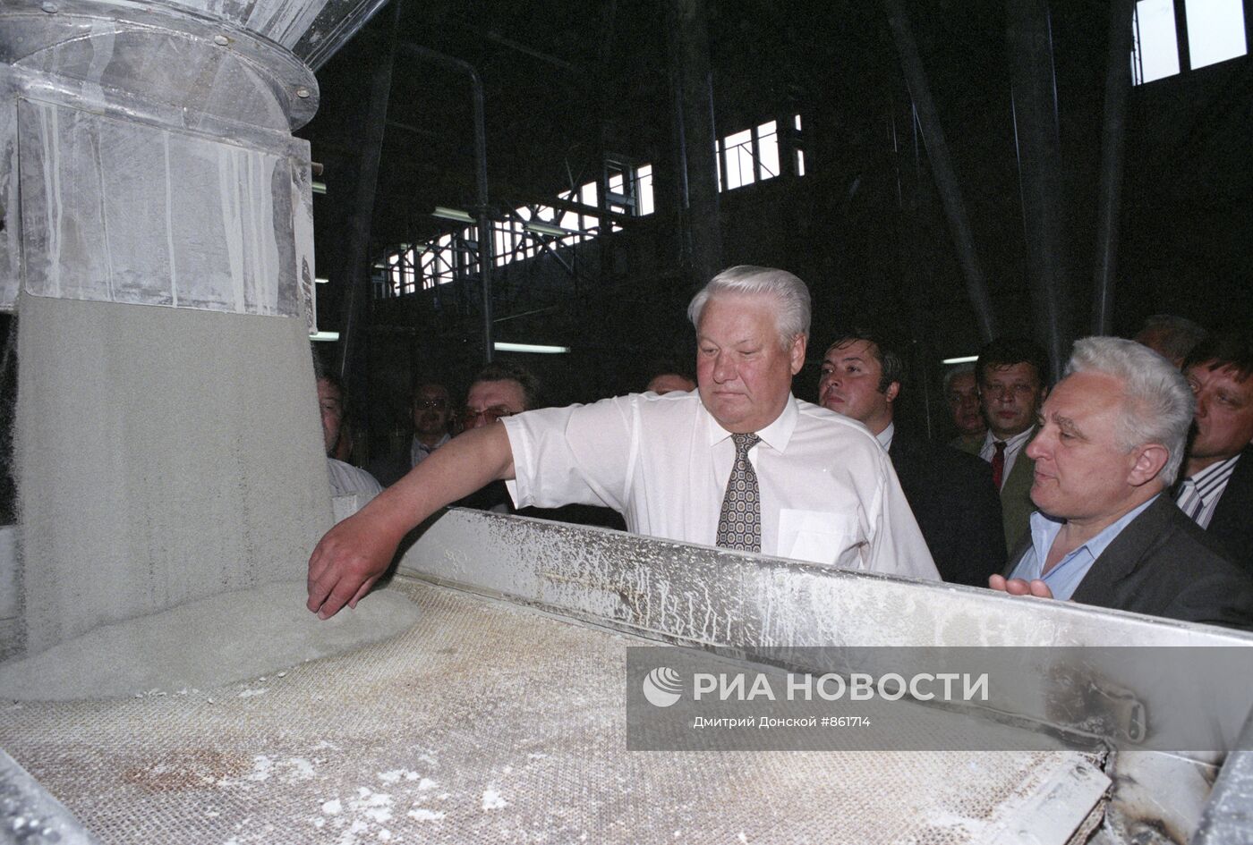 Б. Н. Ельцин на керамическом заводе