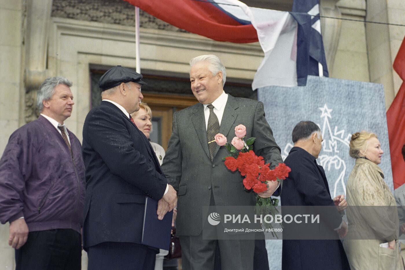 Б. Н. Ельцин и Ю. М. Лужков на митинге
