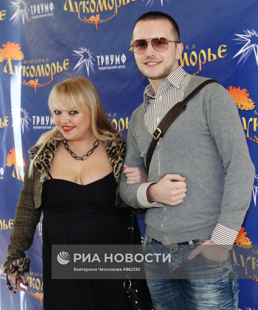 Елена Кукарская со спутником