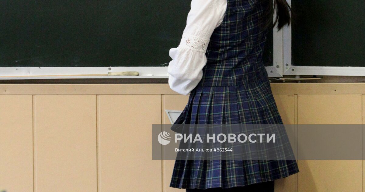Русская дает одноклассникам. Старшеклассница у доски. Красивые школьницу на уроке.