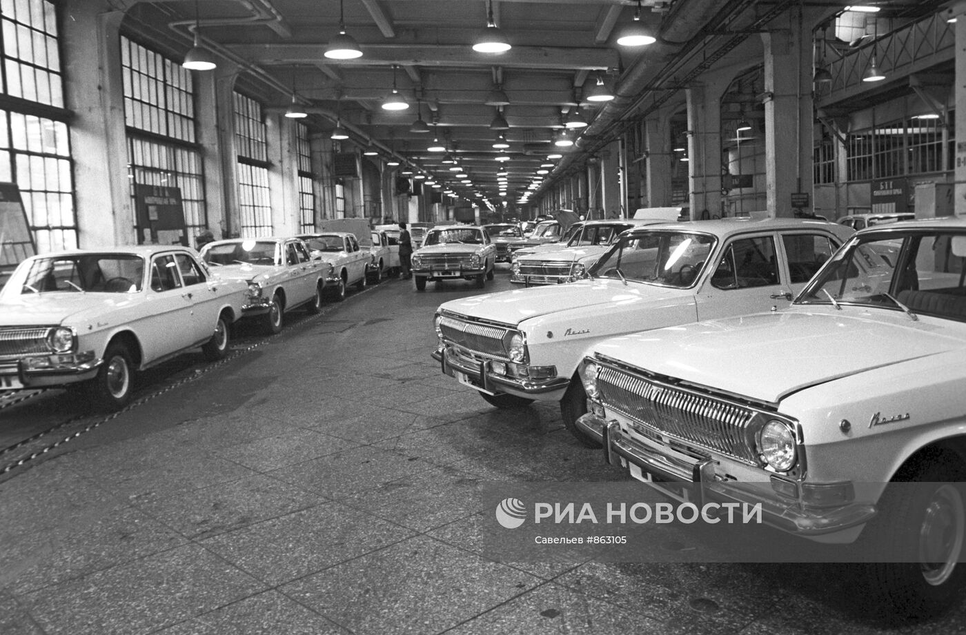 Автомобили марки "ГАЗ-24" (Волга) в цехе готовой продукции