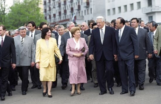 Б. Ельцин и Н. Ельцина на одной из улиц города