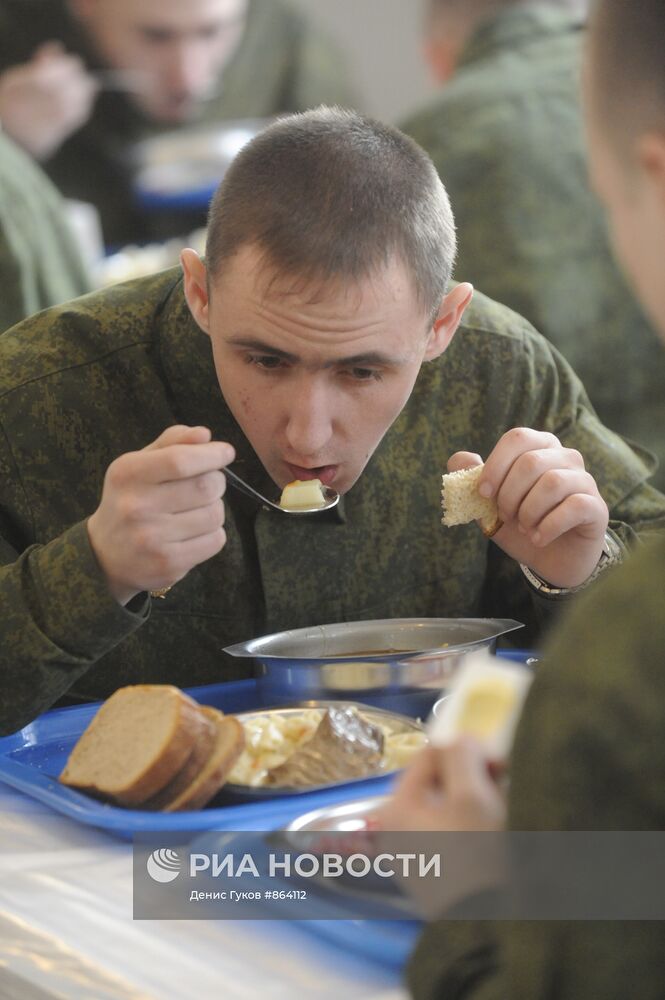 Работа пищеблока 212-го учебного центра танковых войск